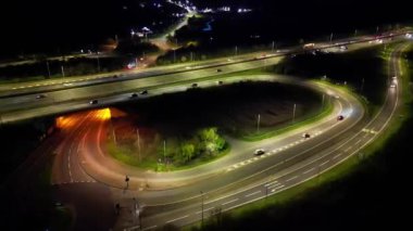 M1 kavşağındaki M1 kavşağındaki Aydınlatılmış İngiliz Otoyolları ve Trafik Hava Hızlandırılmış Gece Görüntüleri. Renbourn, İngiltere Birleşik Krallık. 7 Nisan 2024 