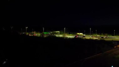 M1 kavşağındaki M1 kavşağındaki Aydınlatılmış İngiliz Otoyolları ve Trafik Hava Hızlandırılmış Gece Görüntüleri. Renbourn, İngiltere Birleşik Krallık. 7 Nisan 2024 