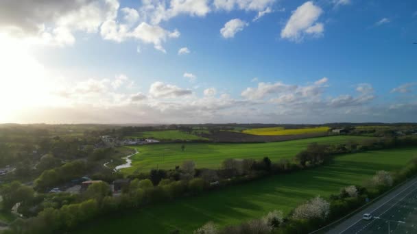 日落时分 英国伦博恩村英国乡村景观的高角景观 2024年4月7日 — 图库视频影像