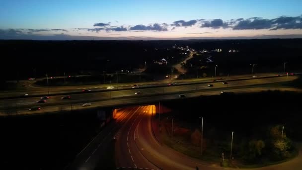 Повітряний Час Лапсе Нічні Кадри Ілюмінованих Британських Автомагістралей Руху Junction — стокове відео