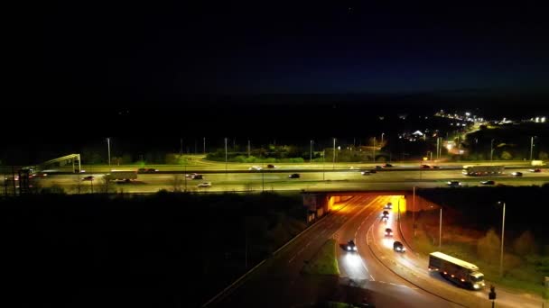 Imágenes Aéreas Nocturnas Las Autopistas Británicas Iluminadas Tráfico Salida Justo — Vídeo de stock