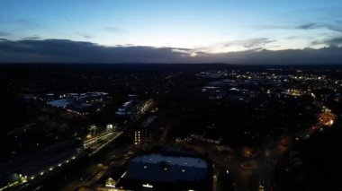 İngiltere 'nin Aylesbury şehrinin Aylesbury şehrinin yüksek açılı gece görüntüleri. 1 Nisan 2024