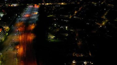 İngiltere 'nin Aylesbury şehrinin Aylesbury şehrinin yüksek açılı gece görüntüleri. 1 Nisan 2024
