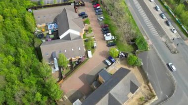 İngiltere 'nin Aylesbury kasabasındaki yerleşim bölgesinin hava görüntüleri. 1 Nisan 2024