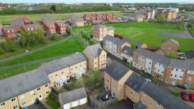 İngiltere 'nin Aylesbury kasabasındaki yerleşim bölgesinin hava görüntüleri. 1 Nisan 2024