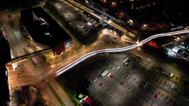 英国爱尔斯伯里市中心明亮灯光下的高角度夜景 2024年4月1日 — 图库视频影像