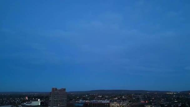 イギリスのセントラル アイルズベリー タウンに照らされた高角度の夜の映像 4月1日 2024年 — ストック動画