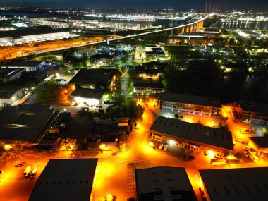 Gece boyunca Londra 'nın aydınlanmış merkezi Dartford şehrinin hava manzarası. İngiltere. 14 Nisan 2024