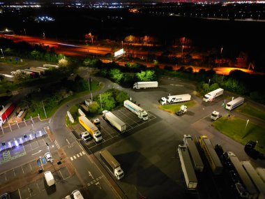 Gece boyunca Londra 'nın aydınlanmış merkezi Dartford şehrinin hava manzarası. İngiltere. 14 Nisan 2024