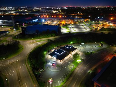 Gece boyunca Londra 'nın aydınlanmış merkezi Dartford şehrinin hava manzarası. İngiltere. 14 Nisan 2024