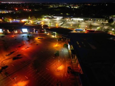 Gece boyunca Londra 'nın aydınlanmış merkezi Dartford şehrinin hava manzarası. İngiltere. 14 Nisan 2024