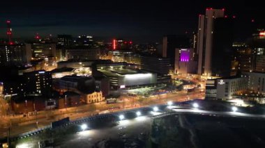 İngiltere 'nin Merkez Birmingham şehrinde Aydınlanmış Uzun Binaların Gece Görüntüsü. 30 Mart 2024