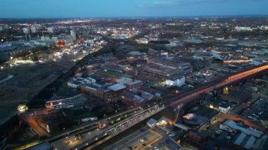 İngiltere 'nin Merkez Birmingham şehrinde Aydınlanmış Uzun Binaların Gece Görüntüsü. 30 Mart 2024