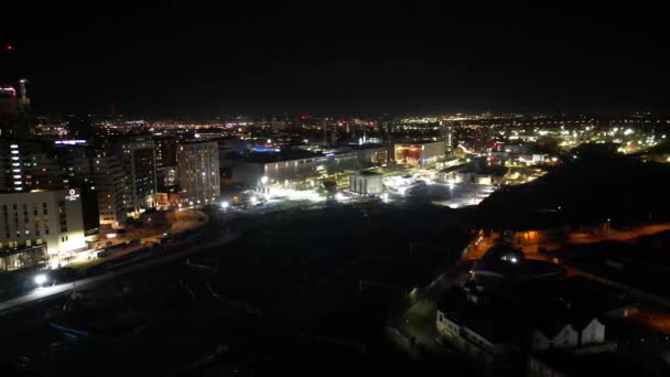 Ngiltere Nin Merkez Birmingham Şehrinde Aydınlanmış Uzun Binaların Gece Görüntüsü — Stok video