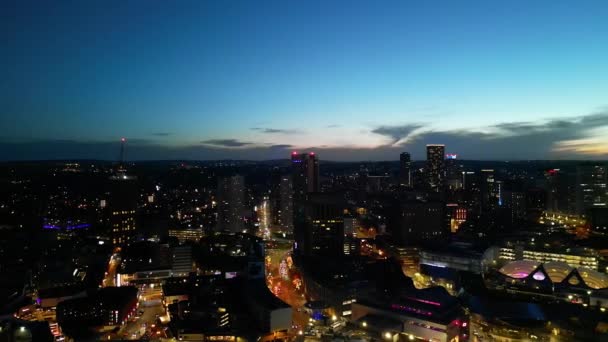 Letecké Záběry Osvětlených Vysokých Budov Během Noci Central Birmingham City — Stock video