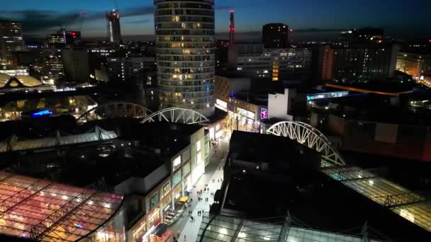 Letecké Záběry Osvětlených Vysokých Budov Během Noci Central Birmingham City — Stock video