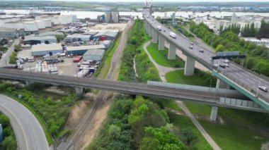 İngiltere 'nin Merkez Dartford Londra şehrinde Karayolları ve Trafik Hava Manzarası. 14 Nisan 2024
