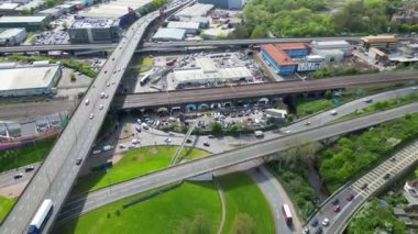 Batı Brent Cross City 'nin yüksek açılı görüntüleri ve İngiltere' nin trafiği. 12 Nisan 2024