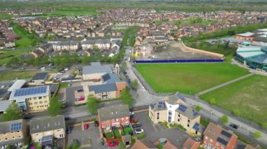 İngiltere 'nin merkez Peterborough şehrinin modern yerleşim bölgesinin hava görüntüleri. 11 Nisan 2024