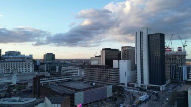 Gün batımında Birmingham 'ın merkezindeki Güzel Binaların Hava Manzarası. İngiltere Birleşik Krallığı. 30 Mart 2024