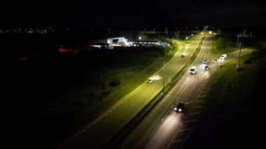 İngiltere 'nin Redbourn kentindeki M1 kavşağı ile aydınlanmış İngiliz Otoyollarının Hava Gecesi Görüntüsü. 3 Nisan 2024