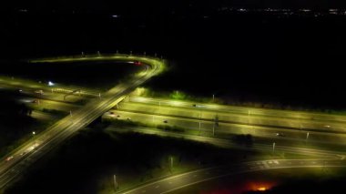 İngiltere 'nin Redbourn kentindeki M1 kavşağı ile aydınlanmış İngiliz Otoyollarının Hava Gecesi Görüntüsü. 3 Nisan 2024