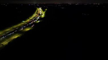 İngiltere 'nin Redbourn kentindeki M1 kavşağı ile aydınlanmış İngiliz Otoyollarının Hava Gecesi Görüntüsü. 3 Nisan 2024