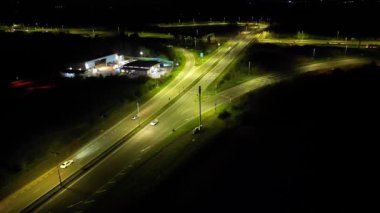 İngiltere 'nin Redbourn kentindeki M1 kavşağı ile aydınlanmış İngiliz Otoyollarının Hava Gecesi Görüntüsü. 3 Nisan 2024