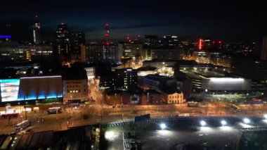 Günbatımından sonra Birmingham 'ın merkezindeki güzel binaların hava manzarası. İngiltere Birleşik Krallığı. 30 Mart 2024