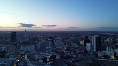 Günbatımından sonra Birmingham 'ın merkezindeki güzel binaların hava manzarası. İngiltere Birleşik Krallığı. 30 Mart 2024