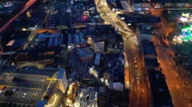 Günbatımından sonra Birmingham 'ın merkezindeki güzel binaların hava manzarası. İngiltere Birleşik Krallığı. 30 Mart 2024