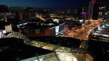 Günbatımından sonra Birmingham 'ın merkezindeki güzel binaların hava manzarası. İngiltere Birleşik Krallığı. 30 Mart 2024