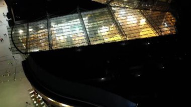 Günbatımından sonra Birmingham 'ın merkezindeki güzel binaların hava manzarası. İngiltere Birleşik Krallığı. 30 Mart 2024