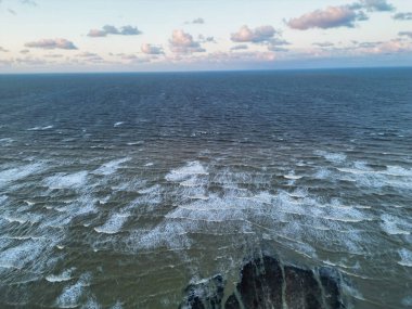 İngiltere 'nin Broadstairs Kent şehrinde günbatımında Botany Bay Beach ve Sea View' in yüksek açılı görüntüsü. 21 Nisan 2024