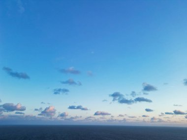 İngiltere 'nin Broadstairs Kent şehrinde günbatımında Botany Bay Beach ve Sea View' in yüksek açılı görüntüsü. 21 Nisan 2024