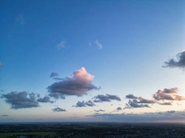 İngiltere 'nin Broadstairs Kent şehrinde günbatımında Botany Bay Beach ve Sea View' in yüksek açılı görüntüsü. 21 Nisan 2024