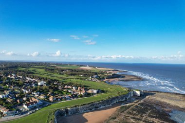 İngiltere 'nin Broadstairs Kent şehrinde günbatımında Botany Bay Beach ve Sea View' in yüksek açılı görüntüsü. 21 Nisan 2024