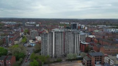 İngiltere 'nin Leicester şehrinin bulutlu ve rüzgarlı bir günde havadan görünüşü. 8 Nisan 2024
