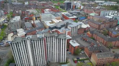 İngiltere 'nin Leicester şehrinin bulutlu ve rüzgarlı bir günde havadan görünüşü. 8 Nisan 2024
