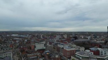 İngiltere 'nin Leicester şehrinin bulutlu ve rüzgarlı bir günde havadan görünüşü. 8 Nisan 2024
