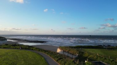İngiltere 'nin Broadstairs şehrinde günbatımında Botany Beach ve Sea View' in yüksek açılı görüntüsü. 21 Nisan 2024 