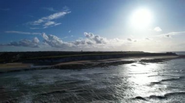 İngiltere 'nin Broadstairs şehrinde günbatımında Botany Beach ve Sea View' in yüksek açılı görüntüsü. 21 Nisan 2024 