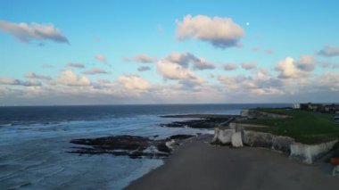 İngiltere 'nin Broadstairs şehrinde günbatımında Botany Beach ve Sea View' in yüksek açılı görüntüsü. 21 Nisan 2024 