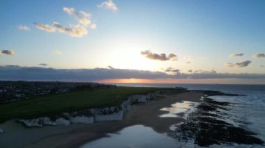 İngiltere 'nin Broadstairs şehrinde günbatımında Botany Beach ve Sea View' in yüksek açılı görüntüsü. 21 Nisan 2024 