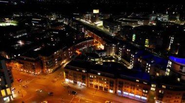 İngiltere 'nin Cambridgeshire kentindeki Aydınlanmış Tarihi Cambridge Şehir Merkezi Hava Gecesi Görünümü. 21 Mart 2024