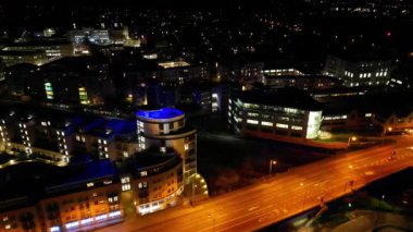 İngiltere 'nin Cambridgeshire kentindeki Aydınlanmış Tarihi Cambridge Şehir Merkezi Hava Gecesi Görünümü. 21 Mart 2024