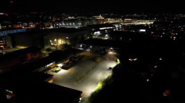 İngiltere 'nin Cambridgeshire kentindeki Aydınlanmış Tarihi Cambridge Şehir Merkezi Hava Gecesi Görünümü. 21 Mart 2024