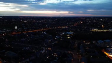 İngiltere 'nin Cambridgeshire kentindeki Aydınlanmış Tarihi Cambridge Şehir Merkezi Hava Gecesi Görünümü. 21 Mart 2024