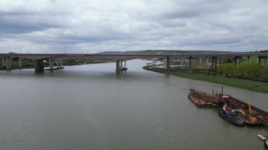 Yüksek Angle Drone 'un Rochester City Kamera Görüntüsü Thames nehrinde, İngiltere' de. 20 Nisan 2024