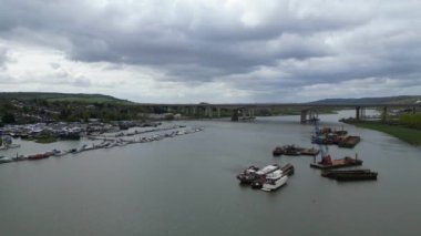 Yüksek Angle Drone 'un Rochester City Kamera Görüntüsü Thames nehrinde, İngiltere' de. 20 Nisan 2024